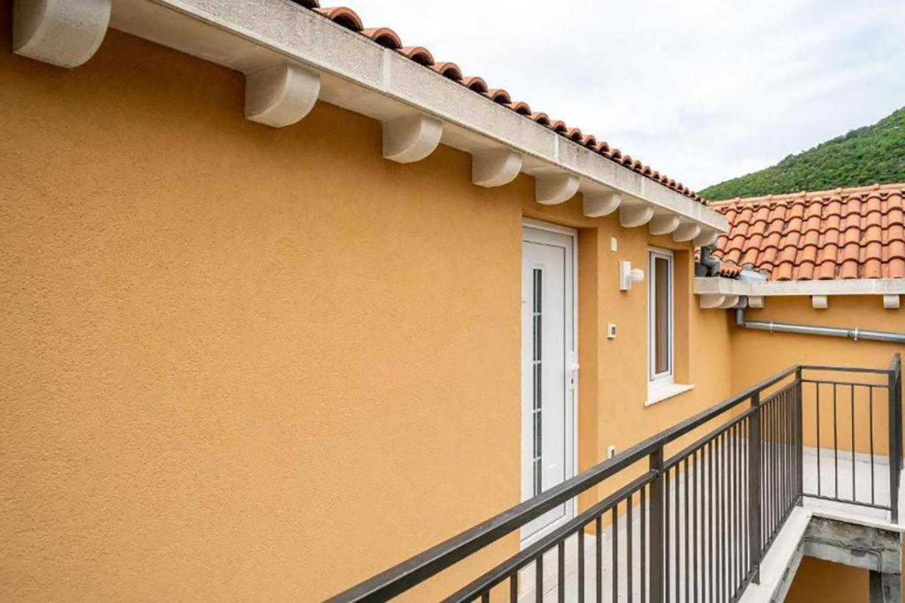 Apartment Matej Mokosica Bagian luar foto